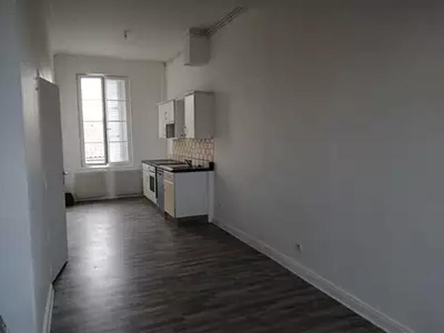 Rochefort 17300 Location appartement 3 pièces t3 au dernier étage cave