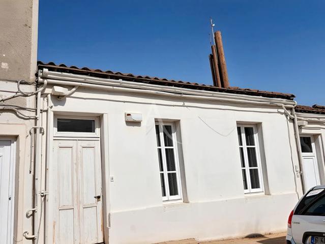 ROCHEFORT, MAISON DE FAUBOURG AVEC COUR SANS VIS A VIS ? Exclusivité !
