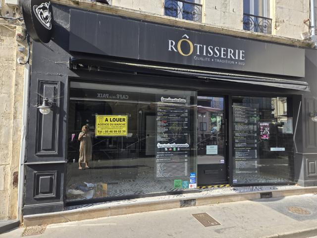 ROCHEFORT PROCHE PLACE COLBERT IMMEUBLE A USAGE COMMERCIAL 115 M2 SUR TROIS NIVEAUX
