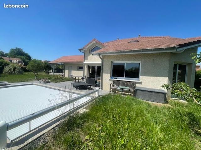 ROCHETOIRIN Maison en lotissement de type architecte en bon état de 5 pièces. Garage. Terrain paysagé clos. Piscine creusée chauffée