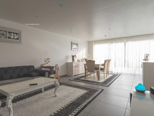 Roeselare centrum: Recent ruim gelijkvloers appartement met 2 slaapkamers, tuin / patio en mogelijkheid aankoop van een garagebo