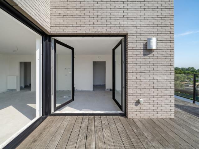 Roeselare nabij Station: Nieuw penthouse appartement met 2 slpks en zolder op de derde verdieping van een nieuw gebouwde Residentie genaamd Residentie Arena opp 110 m2