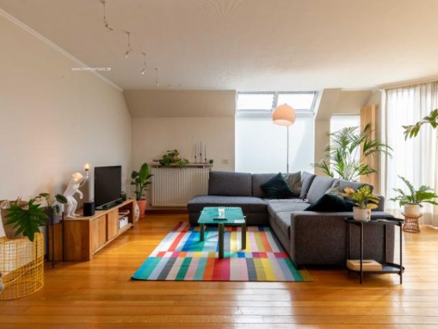 Roeselare Stadskern. LUXE DUPLEXappartement met 2 slaapkamers en terras op 4 hoog afgewerkt in duurzame materialen. Maar liefst