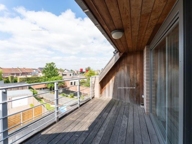 Roeselare stadskern. Recent en prachtig tweeslaapkamerappartement gelegen op de 2de verdieping. Kleine residentie. Op wandelafst