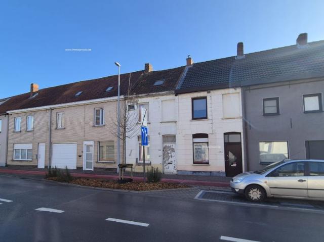 Roeselare stadskern. Uitstekend gelegen compleet te renoveren woning op een perceel van +/ 60m2. Twee verdiepingen en ruim zol