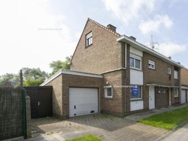 Roeselare stadsrand. Grote halfopen gezinswoning met 4 slpks op een uitstekende locatie met heel wat potentieel! Opp 337 m²