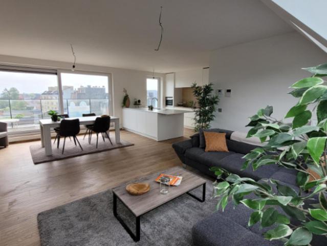 Roeselare Residentie Arena: Penthouse Dichtbij scholen en winkels Twee terrassen Twee slaapkamers. Derde verdiep