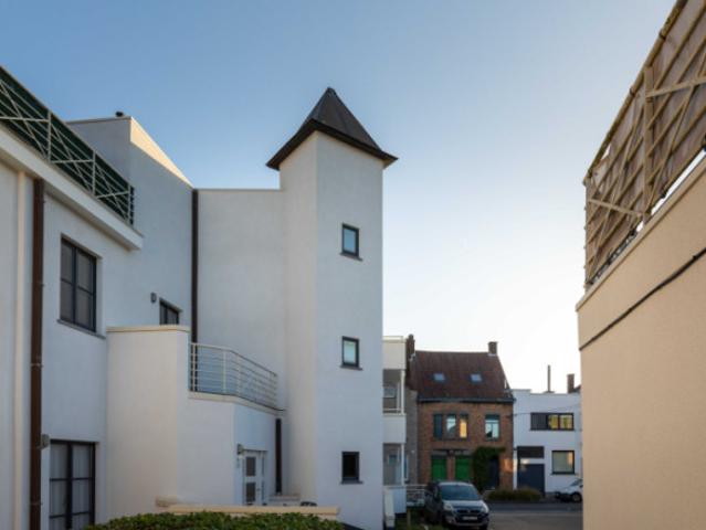 Roeselare: Ruim en lichtrijk hoekappartement gelegen op de tweede verdieping in een aangenaam woonerf met 1 slpks 83 m²