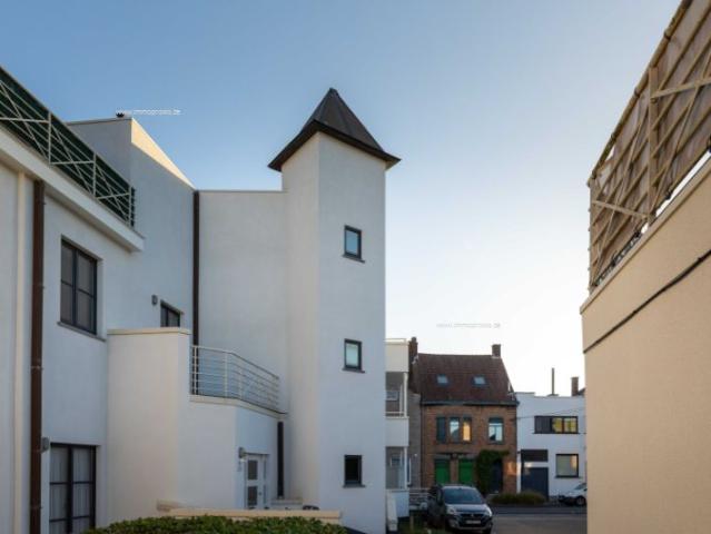 Roeselare: Ruim en lichtrijk hoekappartement gelegen op de tweede verdieping in een aangenaam woonerf met 1 slpks 83 m²