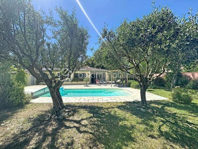 ROGNAC CENTRE MAISON DE VILLAGE AVEC TERRAIN ET PISCINE