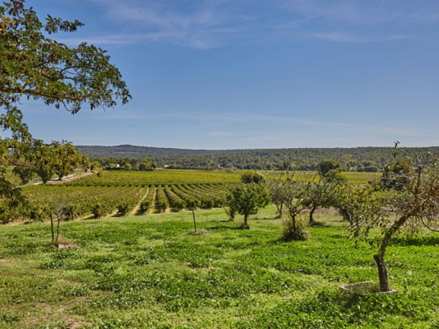 ROGNES Propriété de 570 m² sur 1 hectare en campagne