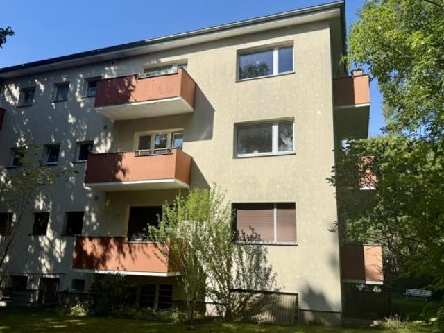 Rohdiamant in Lichterfelde: Zwei zusammengelegte Wohnungen mit 2 Balkonen, Kellern und einer Garage