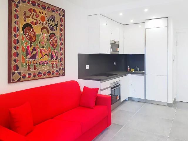 ROQUEBRUNE – APPARTEMENT 2 PIÈCES RÉNOVÉ À 20 PAS DE LA MER