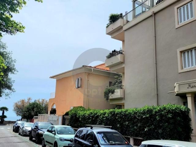 Roquebrune Cap Martin Coquet deux pièces avec terrasse à 100 mt des plages