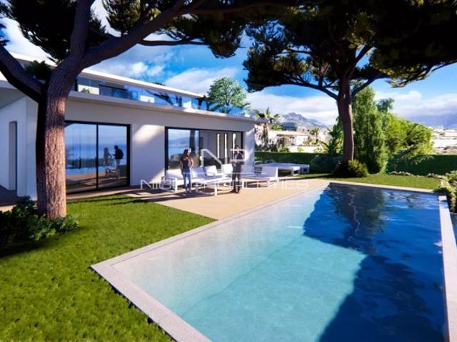 Roquebrune Cap Martin, dans domaine privé, villa entièrement rénovée avec piscine et vue mer