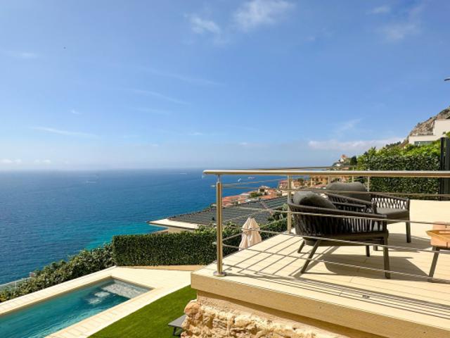 Roquebrune Cap Martin Magnifique maison 4 pièces de 111m2 entièrement rénové avec piscine privative