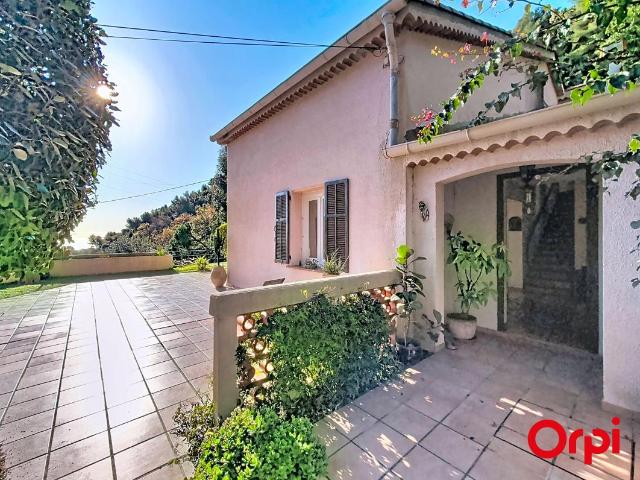ROQUEBRUNE CAP MARTIN: MAISON DE FAMILLE, UN REFUGE ENTRE MER ET MONTAGNE