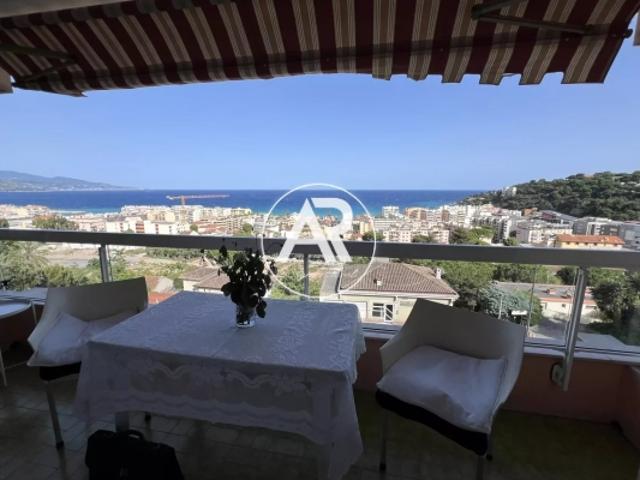 Roquebrune Cap Martin studio avec parking couvert en sous sol et vue mer panoramique