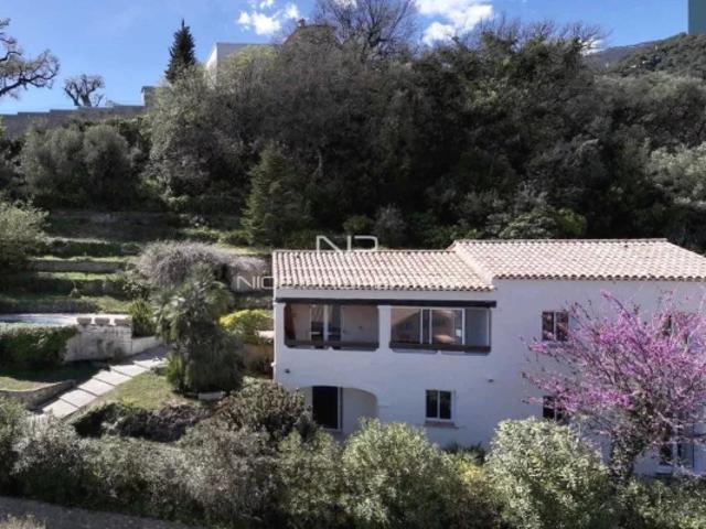 Roquebrune Cap Martin, Villa rénovée avec piscine et vue mer, dans cadre privilégié