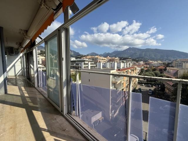 ROQUEBRUNE CARNOLÉS 3 PIÈCES TERRASSE PARKING VUE MER