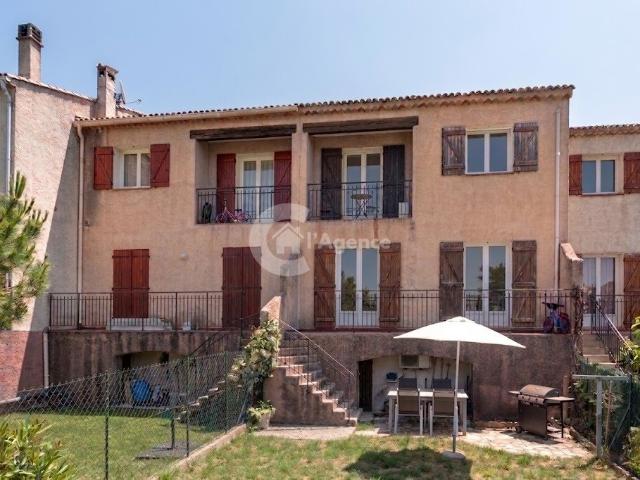 Roquebrune sur Argens Charmante masion jumelée d'un côté rénovée et avec vue pnaoramique sur Rocher de Roque