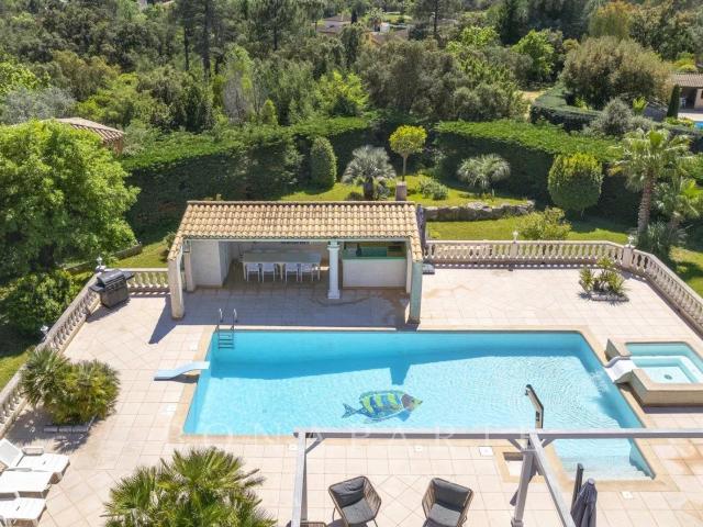 ROQUEBRUNE SUR ARGENS Élégance, Volume et Art de Vivre Méditerranéen