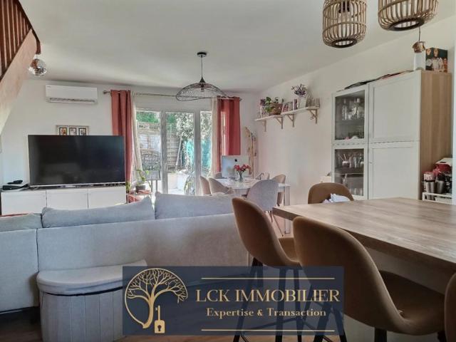 ROQUEBRUNE SUR ARGENS MAISON A PROXIMITE DE TOUTES COMMODITES AVEC JARDIN ET GARAGE