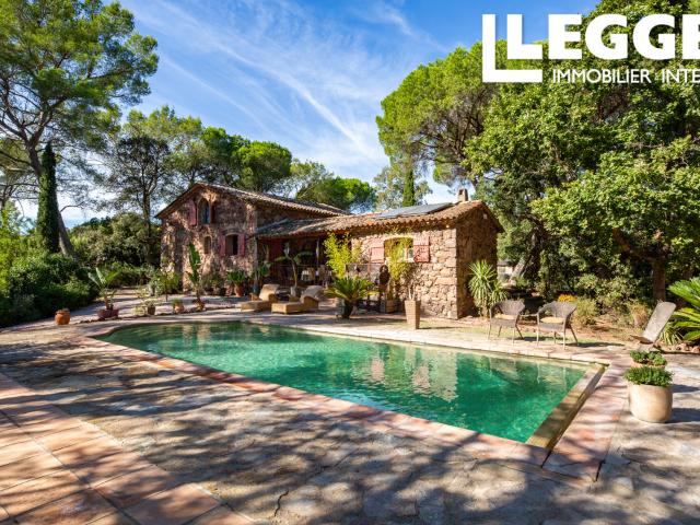ROQUEBRUNE SUR ARGENS – Superbe Domaine Provençal avec Piscine et Terrain Privé à Proximité de la Côte d’Azur
