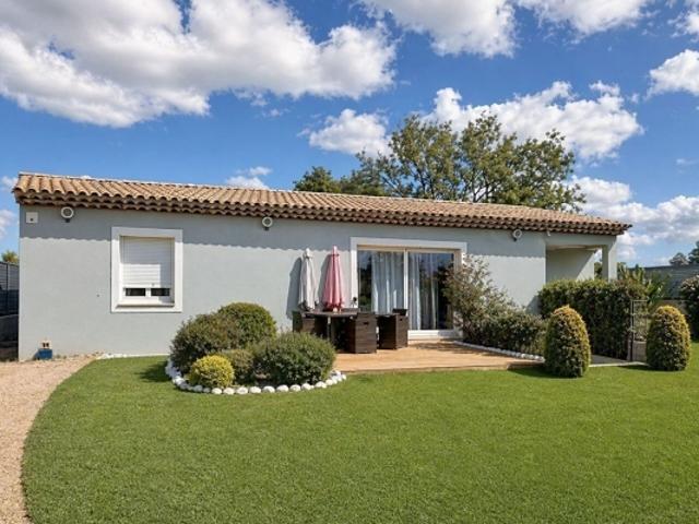 ROQUEBRUNE SUR ARGENS ? VILLA CONTEMPORAINE DE PLAIN PIED. VUE PANORAMIQUE SUR LE ROCHER