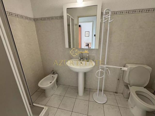 ROQUEBRUNE/CARNOLES: 2 PIECES MEUBLE AVEC TERRASSE ET GARAGE
