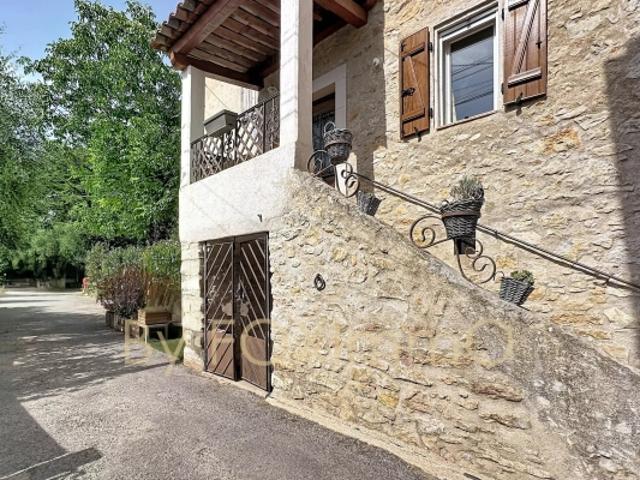 ROQUEFORT LES PINS – MAISON DE VILLAGE AU CALME, TERRASSE, PETIT JARDIN ET 2 PARKINGS