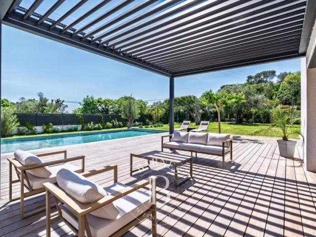 Roquefort les Pins Quartier résidentiel très prisé au calme Villa contemporaine neuve aux finitions haut de gamme