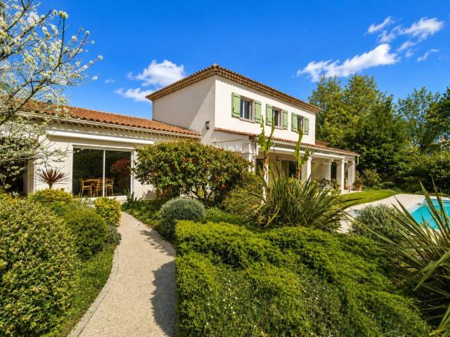Roquefort Les Pins: une propriété d'exception au coeur d'un. 248m² Roquefort les Pins