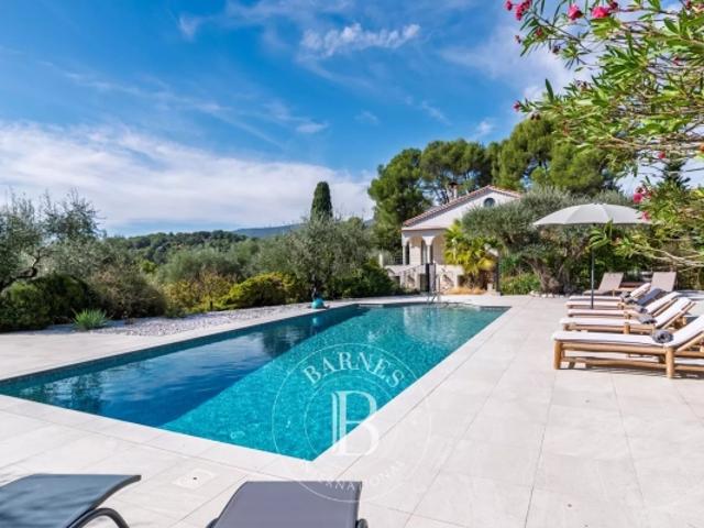 Roquefort les Pins Villa de caractère avec maison d'amis et 3 appartements indépendants 9 chambres