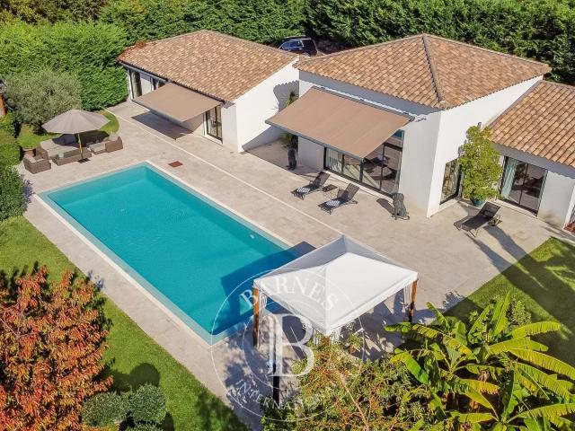 Roquefort Les Pins Villa de plain pied 5 chambres plus un studio