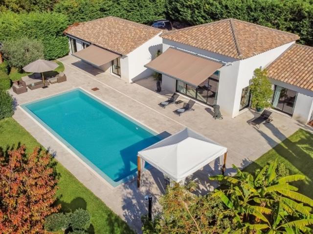 Roquefort Les Pins Villa de plain pied 5 chambres plus un studio