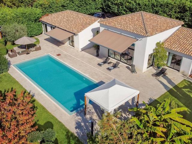 Roquefort Les Pins Villa de plain pied 5 chambres plus un st