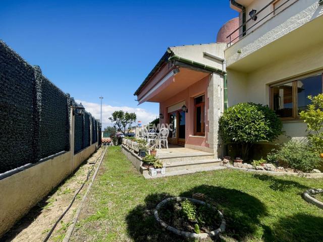 Roses | Elegante villa con jardín, bodega y amplios espacios llenos de luz