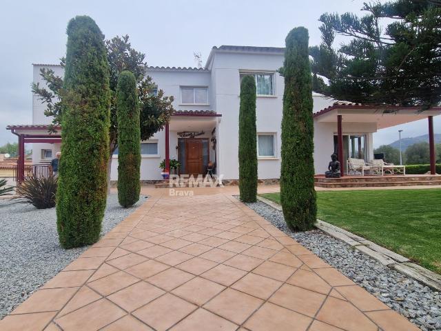 Roses | Exclusiva vivienda sobre parcela de 1.190 m² en entorno muy tranquilo