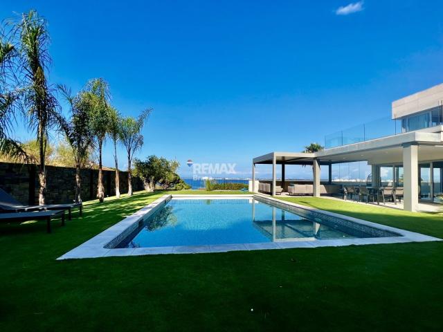 Roses | Exclusiva villa de lujo con piscina, ascensor y vistas panorámicas al puerto