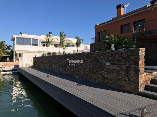 Roses, Santa Margarida | Exclusiva villa canal con 20 metros de amarre privado y acceso directo al agua