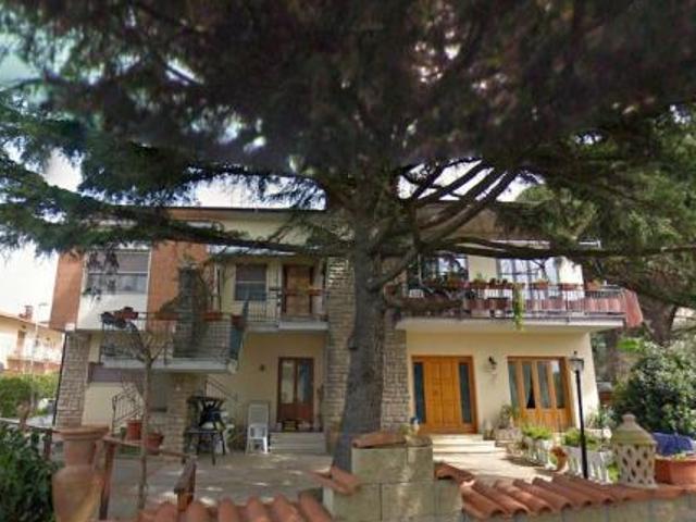 Rosignano Marittimo Rif. R0586. In zona residenziale, bifamiliare con giardino composta da soggiorno, cucina, due camere e doppi servizi al piano te