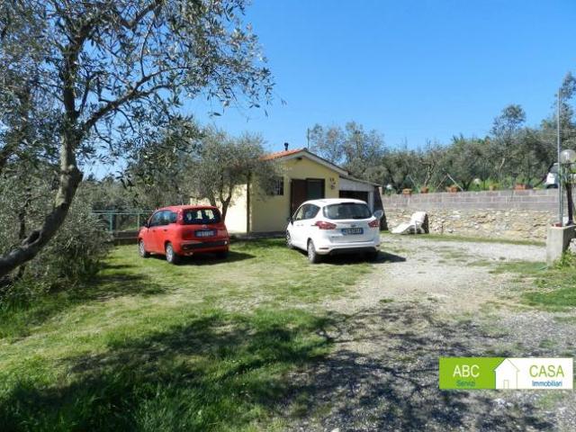 Rosignano Marittimo Rif. R1018. Terreno agricolo con annesso di c.ca 30 mq al piano, composto da un piano terra di due stanze con cucina, e bagno. S