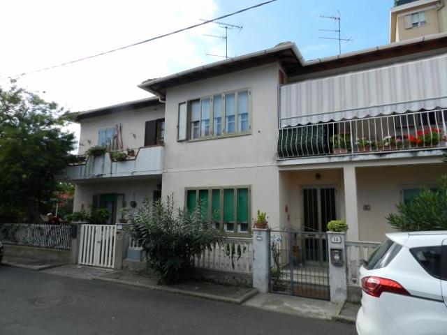 Rosignano Solvay Rif. R0928. In zona residenziale, terratetto, suddiviso in tre unit immobiliari, con ingresso indipendente e composto da bilocale