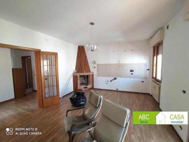 Rosignano Solvay Rif. R1230. Zona residenziale. In trifamiliare, appartamento piano primo ed ultimo, di 160 mq c.ca, con ingresso indipendente, comp