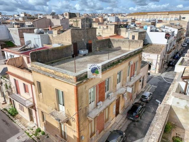 ROSOLINI, PALAZZO INDIPENDENTE 300 MQ CON TERRAZZO DI 150 MQ