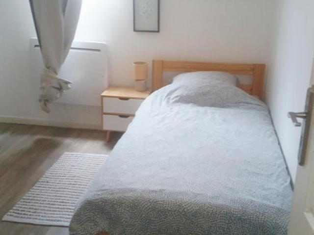 Roubaix, chambre meublée, 12 m2, douche et vasque