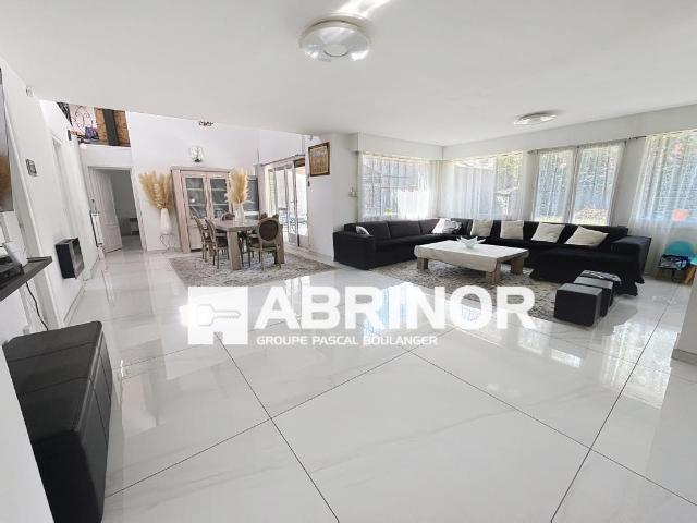 Roubaix, semi plain pied, 5 chambres, 2 salles de bains, garage 3 voitures, atelier 150m²