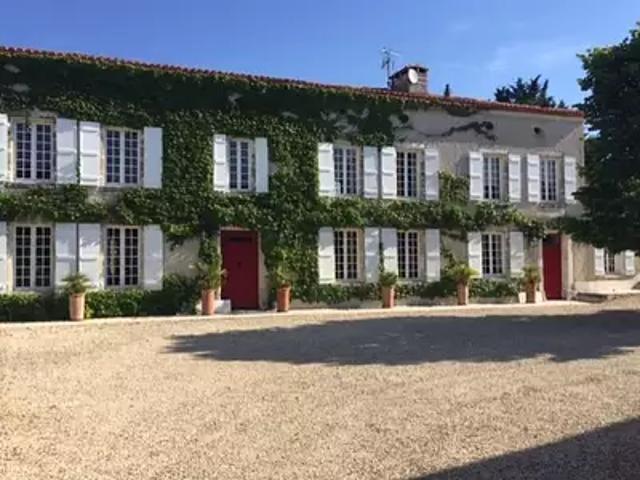 Roullet Saint Estèphe 16440 Achat / Vente maison 12 pièces t12 piscine jardin