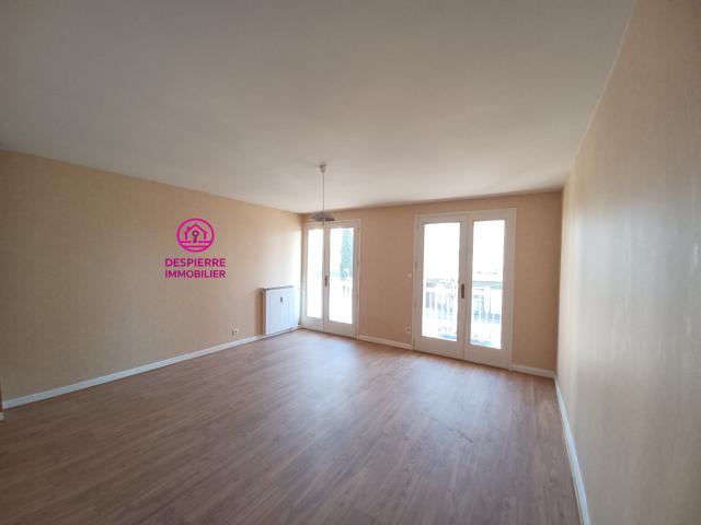 ROUSSILLON ! Appartement T4 avec ascenseur, 85 m2 habitables, 3 chambres, garage et cave